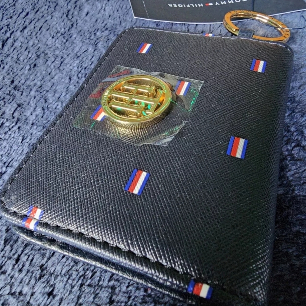 NWT~ Tommy Hilfiger Small Wallet with Keychain
